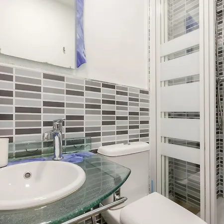 Avanti La Campana, Con Un Balcon Que Te Enamorara Del Ambiente De * Sevilla