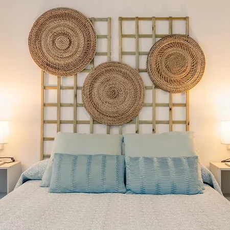 Avanti La Campana, Con Un Balcon Que Te Enamorara Del Ambiente De * Севилья