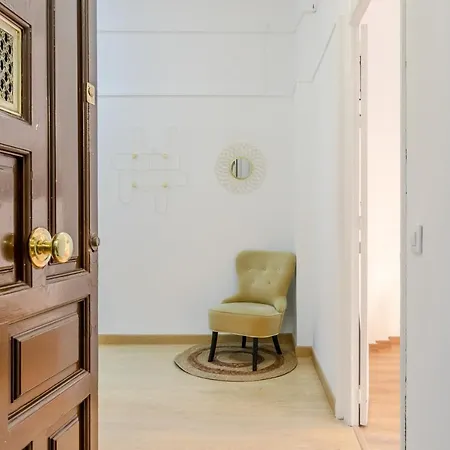 Avanti La Campana, Con Un Balcon Que Te Enamorara Del Ambiente De إشبيلية
